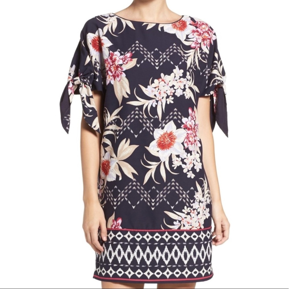 Vince Camuto / Tie cold shoulder sleeves petite